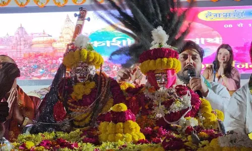 Kashi Vishwanath: भक्तों ने खेली फूलों की होली, मंदिर में दिखी रंगभरी एकादशी की धूम Kashi Vishwanath: भक्तों ने खेली फूलों की होली, मंदिर में दिखी रंगभरी एकादशी की धूम