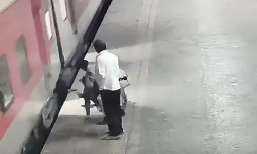 रेलवे सुरक्षा कर्मियों ने Borivali station पर चलती ट्रेन से घसीटी जा रही महिला को बचाया
