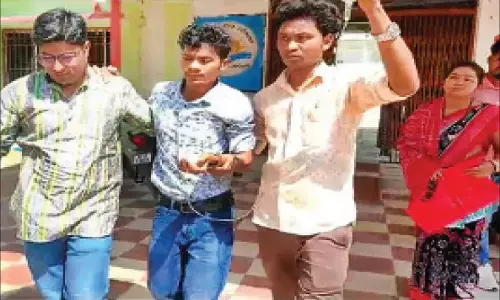 Odisha: बलांगीर में छुट्टी न मिलने पर शिक्षक हाथ में सलाइन ड्रिप लगाकर स्कूल पहुंचे Odisha: बलांगीर में छुट्टी न मिलने पर शिक्षक हाथ में सलाइन ड्रिप लगाकर स्कूल पहुंचे