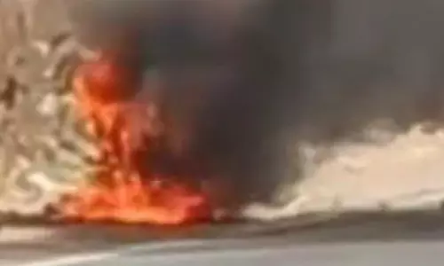 MP News: चलती बाइक अचानक आग के गोले में बदल गई, युवक ने ऐसे बचाई जान