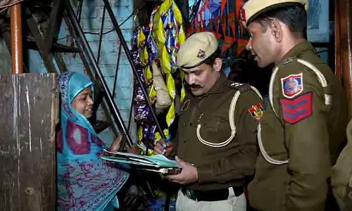 शहर में अवैध प्रवासियों की पहचान के लिए पुलिस ने सत्यापन अभियान तेज किया शहर में अवैध प्रवासियों की पहचान के लिए पुलिस ने सत्यापन अभियान तेज किया