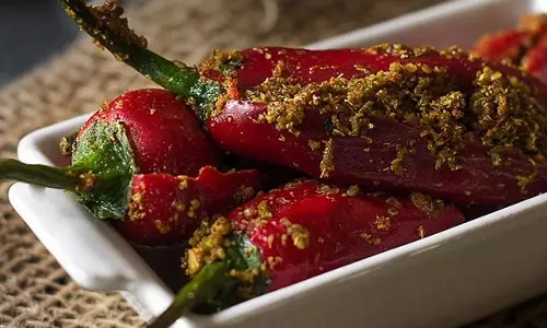 Recipe: घर पर झटपट बनाएं भरवां लाल मिर्च का अचार Recipe: घर पर झटपट बनाएं भरवां लाल मिर्च का अचार