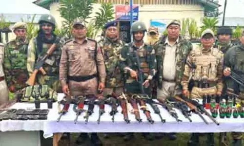 सेना और सुरक्षा बलों ने मणिपुर में लूटे गए हथियार बरामद किए सेना और सुरक्षा बलों ने मणिपुर में लूटे गए हथियार बरामद किए