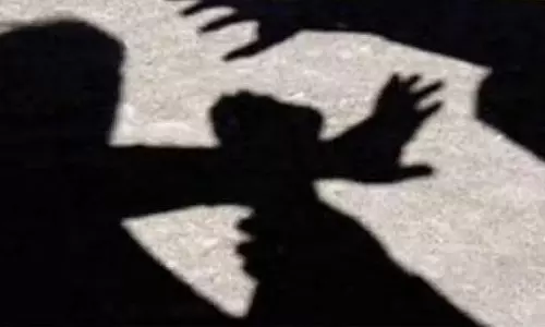 Karnataka: पैसे मांगने पर पत्नी और ससुर पर मिर्च पाउडर से हमला