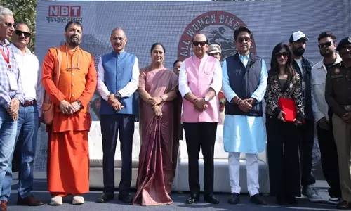 Delhi CM, उपराज्यपाल विनय कुमार सक्सेना ने कनॉट प्लेस में आयोजित महिला बाइक रैली में हिस्सा लिया
