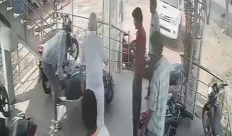खम्मम में ऑटोमोबाइल डीलरों के बीच व्यापारिक युद्ध छिड़ा पुलिस ने मामले दर्ज