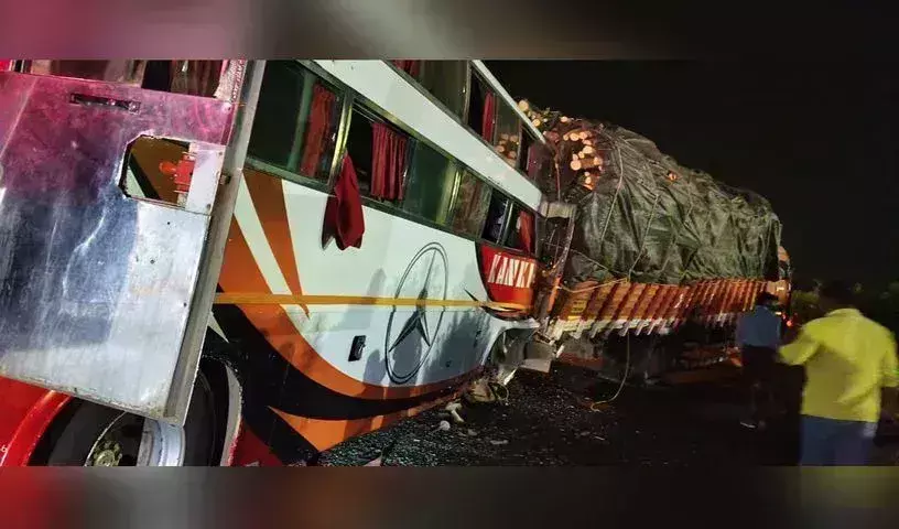 Telangana : आदिलाबाद में निजी बस ने खड़ी वैन को टक्कर मार दी Telangana : आदिलाबाद में निजी बस ने खड़ी वैन को टक्कर मार दी