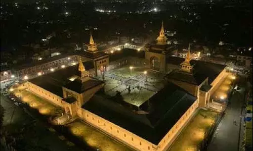 मीरवाइज ने जामिया मस्जिद में उन्नत प्रकाश व्यवस्था का उद्घाटन किया