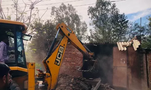 Punjab : जेल में बंद ड्रग तस्कर का घर ढहाया गया Punjab : जेल में बंद ड्रग तस्कर का घर ढहाया गया