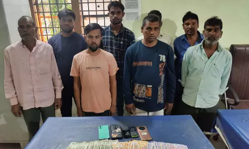 रायपुर : 8 जुआरी गिरफ्तार, मोबाईल नकदी और ताशपत्ती जब्त रायपुर : 8 जुआरी गिरफ्तार, मोबाईल नकदी और ताशपत्ती जब्त