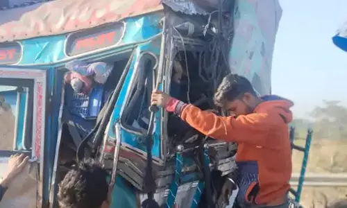 ब्रेक फेल होने पर रॉन्ग साइड में खड़ी थी ट्रेलर, टक्कर से ट्रक ड्राइवर की मौत ब्रेक फेल होने पर रॉन्ग साइड में खड़ी थी ट्रेलर, टक्कर से ट्रक ड्राइवर की मौत