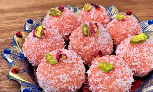 नारियल गुलाब लड्डू रेसिपी