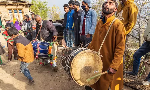 J&K : ढोल बजाने वाले जो कश्मीर में सदियों पुरानी रमज़ान परंपरा को जीवित रखते