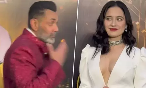 क्या बॉबी देओल ने ग्रीन कार्पेट पर फाइटर एक्ट्रेस संजीदा शेख को किया नज़रअंदाज़? क्या बॉबी देओल ने ग्रीन कार्पेट पर फाइटर एक्ट्रेस संजीदा शेख को किया नज़रअंदाज़?