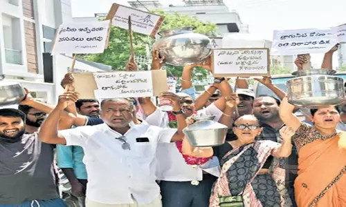 Hyderabad: हैदराबाद में पेयजल संकट को लेकर लोग सड़कों पर उतरे