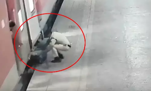 रेलवे स्टेशन पर महिला चलती ट्रेन से उतरते समय गिरी, सुरक्षाकर्मी ने तत्परता दिखाते हुए ऐसे बचा लिया, मंजर देख कांप जाएगा कलेजा