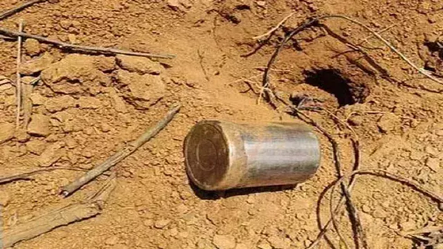 Chaibasa में नक्सलियों की साजिश नाकाम, आईईडी बरामद Chaibasa में नक्सलियों की साजिश नाकाम, आईईडी बरामद