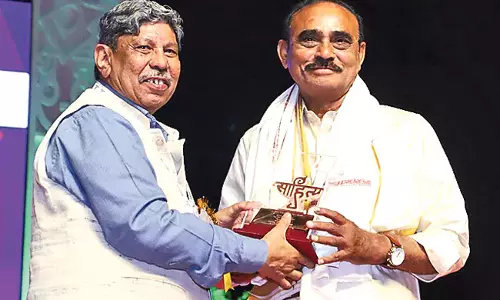 Andhra: पेनुगोंडा लक्ष्मीनारायण को साहित्य अकादमी पुरस्कार से सम्मानित किया