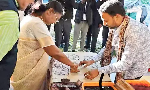 राष्ट्रपति ने पेडना के कलंकरी कलाकार JD श्रीनिवास द्वारा लगाए गए स्टॉल का दौरा किया राष्ट्रपति ने पेडना के कलंकरी कलाकार JD श्रीनिवास द्वारा लगाए गए स्टॉल का दौरा किया