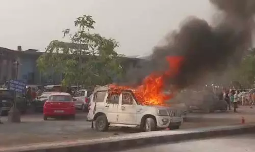 खड़ी स्कॉर्पियो जलकर राख, नहीं पहुंची दमकल गाड़ी