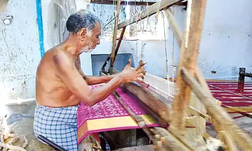 Telangana: सरकार ने हथकरघा श्रमिकों के लिए ऋण माफी योजना को हरी झंडी दी Telangana: सरकार ने हथकरघा श्रमिकों के लिए ऋण माफी योजना को हरी झंडी दी