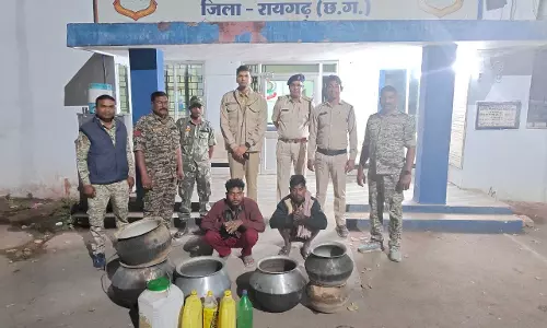 प्रशिक्षु IPS ने शराब कोचिया यहां मारी रेड, महुआ शराब जब्त प्रशिक्षु IPS ने शराब कोचिया यहां मारी रेड, महुआ शराब जब्त