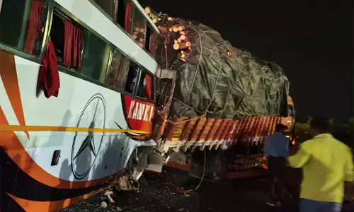 Road accident : निजी बस ने खड़ी लॉरी को टक्कर मारी, दो की मौत