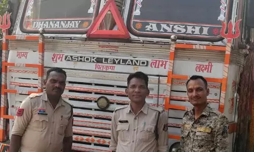 लाखों का लोहा-टीना कबाड़ जब्त, अवैध परिवहन पर पुलिस का एक्शन