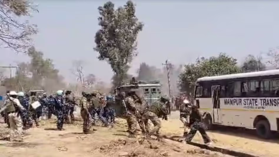 Manipur : कांगपोकपी में प्रदर्शनकारियों द्वारा सरकारी बस पर हमला