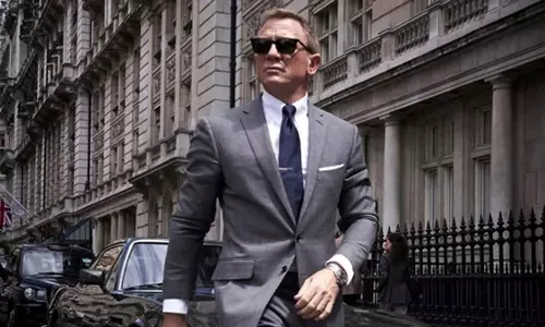 James Bond निर्माताओं ने लिंग परिवर्तन की अफवाहों को खारिज किया
