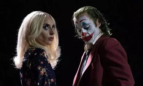 लेडी गागा ने SNL की मेजबानी करते हुए जोकर 2 का मजाक उड़ाया