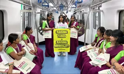 Bengaluru के यात्रियों ने मेट्रो किराया वृद्धि के खिलाफ़ प्रदर्शन किया