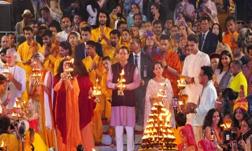 CM धामी ने ऋषिकेश में परमार्थ निकेतन आश्रम में संध्या गंगा आरती में भाग लिया