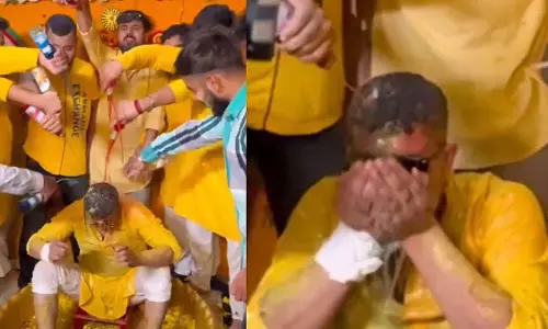 हल्दी समारोह के दौरान, दोस्तों ने दूल्हे पर शराब की बौछार की, VIDEO जमकर वायरल हल्दी समारोह के दौरान, दोस्तों ने दूल्हे पर शराब की बौछार की, VIDEO जमकर वायरल