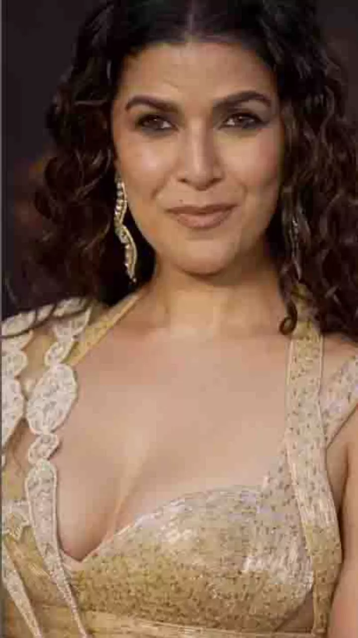 निमरत कौर ने IIFA अवॉर्ड्स में शानदार गोल्डन आउटफिट में जलवा बिखेरा