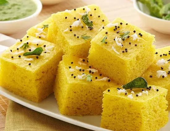 Recipe: बेसन का ढोकला हल्का और खाने में स्वादिष्ट Recipe: बेसन का ढोकला हल्का और खाने में स्वादिष्ट