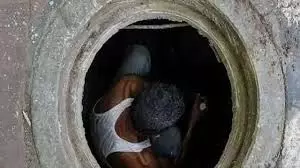 Mumbai: निर्माणाधीन इमारत के पानी के टैंक में दम घुटने से 4 मजदूरों की मौत Mumbai: निर्माणाधीन इमारत के पानी के टैंक में दम घुटने से 4 मजदूरों की मौत