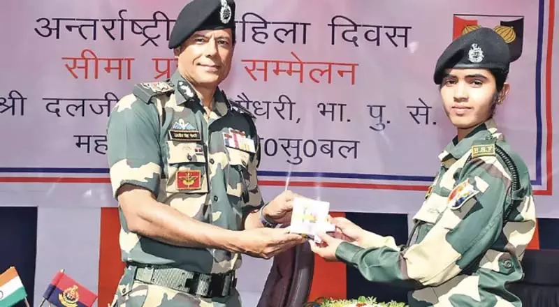 डीजी बीएसएफ ने कठुआ अंतरराष्ट्रीय सीमा, पुंछ नियंत्रण रेखा पर तैयारियों का आकलन किया डीजी बीएसएफ ने कठुआ अंतरराष्ट्रीय सीमा, पुंछ नियंत्रण रेखा पर तैयारियों का आकलन किया