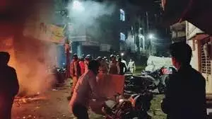 Indore: भारत की जीत के बाद दो पक्षों में बड़ा विवाद, पथराव के बाद पुलिस अलर्ट Indore: भारत की जीत के बाद दो पक्षों में बड़ा विवाद, पथराव के बाद पुलिस अलर्ट