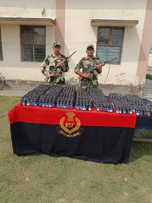 भारत-बांग्लादेश सीमा पर बीएसएफ जवान ने आत्मरक्षा में की फायरिंग, तस्कर घायल भारत-बांग्लादेश सीमा पर बीएसएफ जवान ने आत्मरक्षा में की फायरिंग, तस्कर घायल