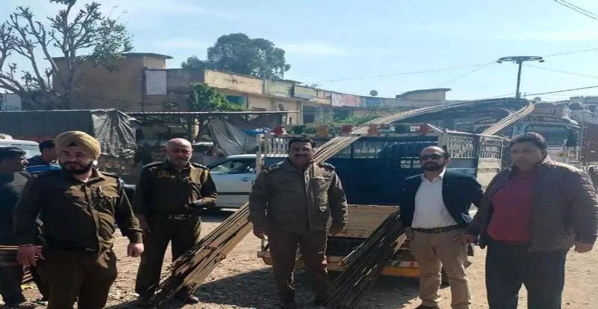 Himachal: जम्मू में यातायात नियमों का उल्लंघन करने वालों के खिलाफ अभियान Himachal: जम्मू में यातायात नियमों का उल्लंघन करने वालों के खिलाफ अभियान