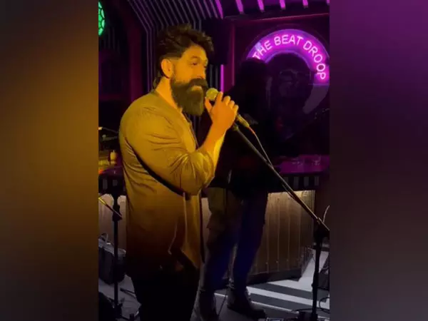 Yash ने अपनी पत्नी राधिका को उनके खास दिन पर सरप्राइज देकर उनके दिल की धड़कनें बढ़ा दीं Yash ने अपनी पत्नी राधिका को उनके खास दिन पर सरप्राइज देकर उनके दिल की धड़कनें बढ़ा दीं
