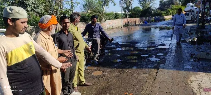 तरनतारन में सीवर ओवरफ्लो होने से बदबू बढ़ी, सड़कें क्षतिग्रस्त तरनतारन में सीवर ओवरफ्लो होने से बदबू बढ़ी, सड़कें क्षतिग्रस्त