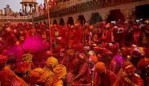 Mathura: नंद गांव में होली की धूम, मान्यता के अनुसार कृष्ण और राधा रानी ने खेली थी होली Mathura: नंद गांव में होली की धूम, मान्यता के अनुसार कृष्ण और राधा रानी ने खेली थी होली