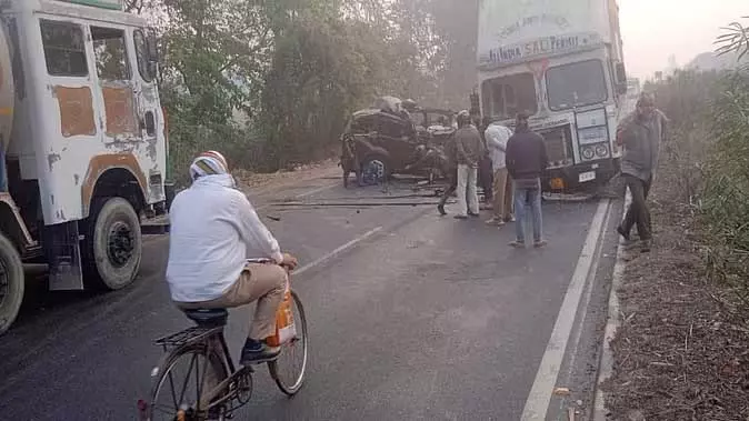 ट्रक और कार की भीषण टक्कर, 5 लोगों की मौत, देखें मंजर ट्रक और कार की भीषण टक्कर, 5 लोगों की मौत, देखें मंजर