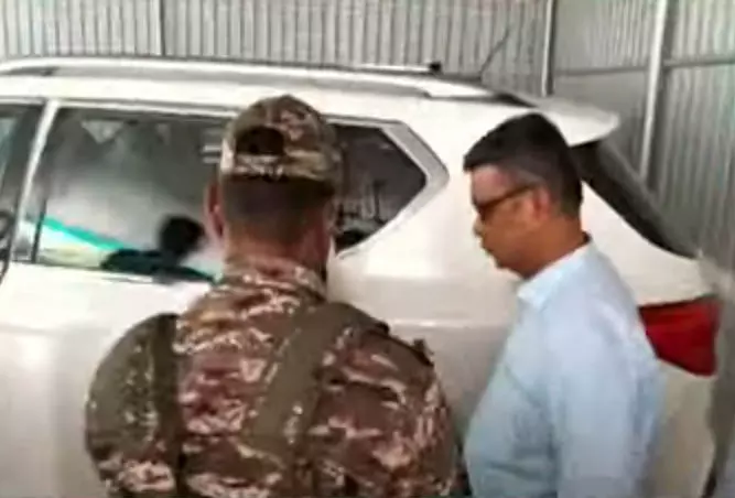 भूपेश बघेल की कार से ED अफसर ने जब्त किए दस्तावेज, कांग्रेस कार्यकर्ता कर रहे हंगामा भूपेश बघेल की कार से ED अफसर ने जब्त किए दस्तावेज, कांग्रेस कार्यकर्ता कर रहे हंगामा