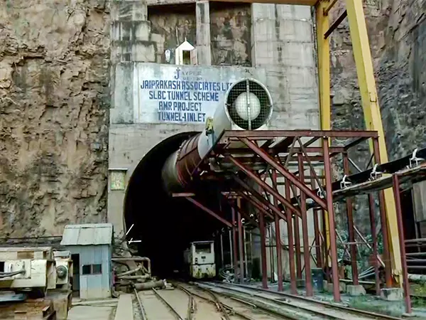 बचाव दलों ने SLBC सुरंग से मृतक श्रमिक का शव बरामद किया, 25 लाख रुपये की अनुग्रह राशि की घोषणा की गई बचाव दलों ने SLBC सुरंग से मृतक श्रमिक का शव बरामद किया, 25 लाख रुपये की अनुग्रह राशि की घोषणा की गई