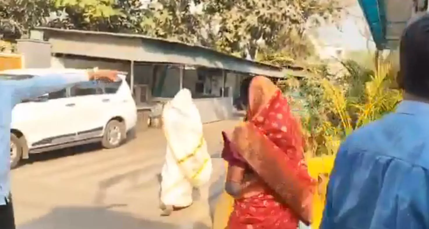 सभी कांग्रेस विधायक बघेल निवास रवाना, दो सौ से अधिक जवान तैनात सभी कांग्रेस विधायक बघेल निवास रवाना, दो सौ से अधिक जवान तैनात