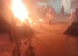 MP News: क्रिकेट के जश्न के दौरान पटाखे फोड़ने को लेकर बवाल, दुकानें जलीं MP News: क्रिकेट के जश्न के दौरान पटाखे फोड़ने को लेकर बवाल, दुकानें जलीं