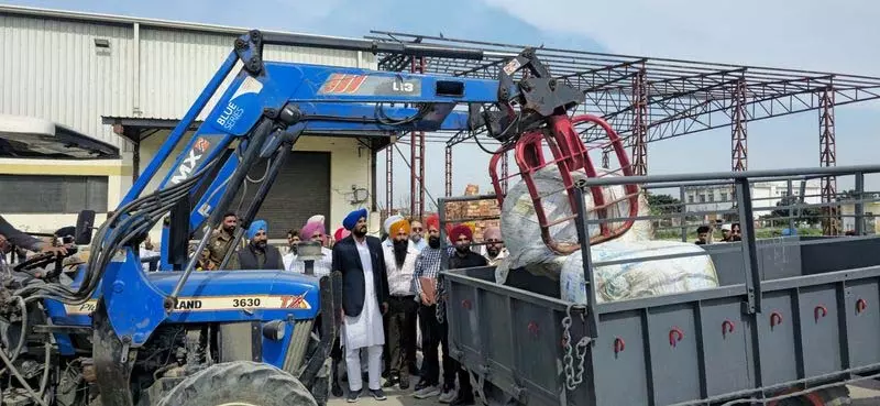 ओलावृष्टि से प्रभावित किसानों को मवेशियों के लिए चारा उपलब्ध कराया गया ओलावृष्टि से प्रभावित किसानों को मवेशियों के लिए चारा उपलब्ध कराया गया